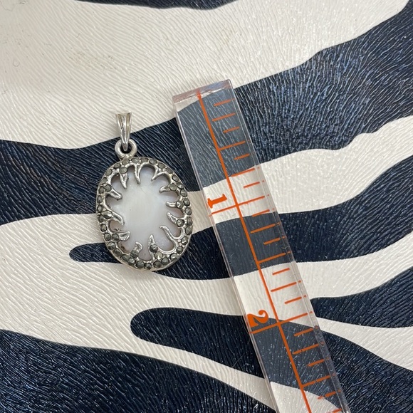 Pretty Mother of Pearl Oval Pendant Surrounded by Rhinestones Design - Picture 4 of 7